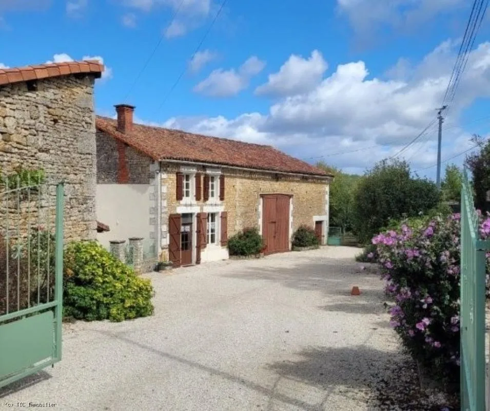 Exclusif ! Charmante Maison En Pierre Avec Une Vue Superbe!