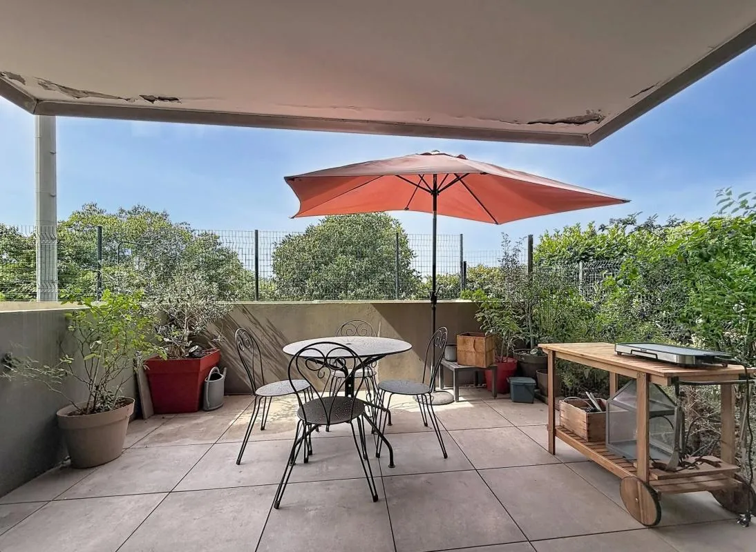 VALBONNE – À DEUX PAS DU VILLAGE – 3 PIÈCES AVEC JARDIN, TERRASSE & GARAGE