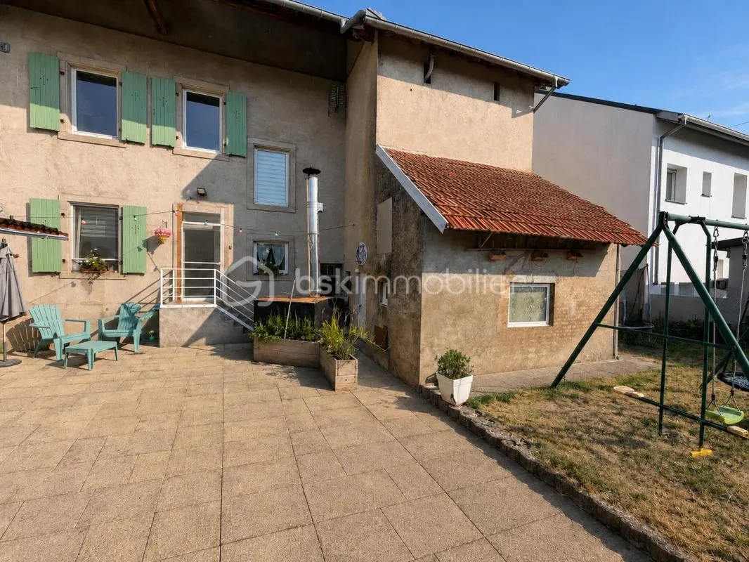 Maison traditionnelle mitoyenne d'un coté