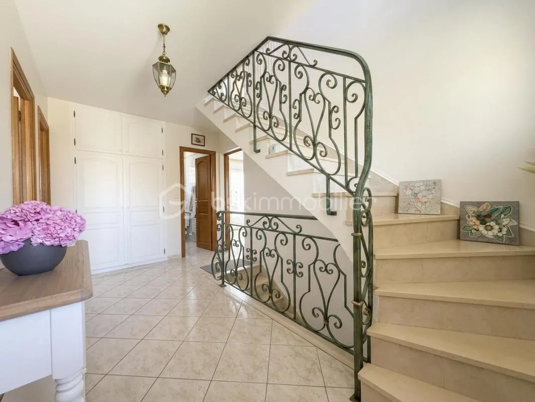 Maison familiale avec dépendance et sous-sol total - Secteur recherché