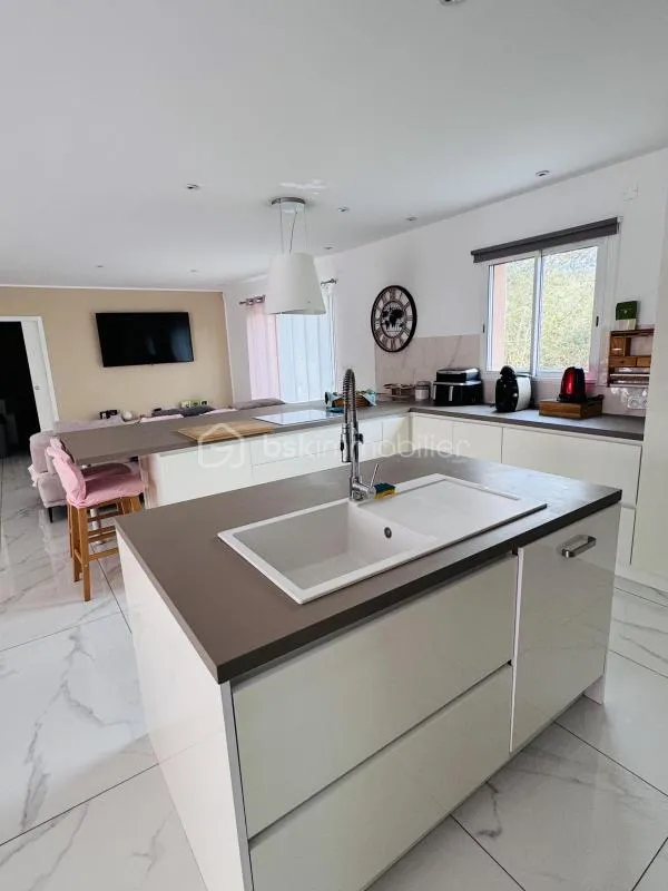 MAISON de 2019 AVEC PISCINE, GRANDES PRESTATIONS ET CONFORT MODERNE – NÎMES 30900