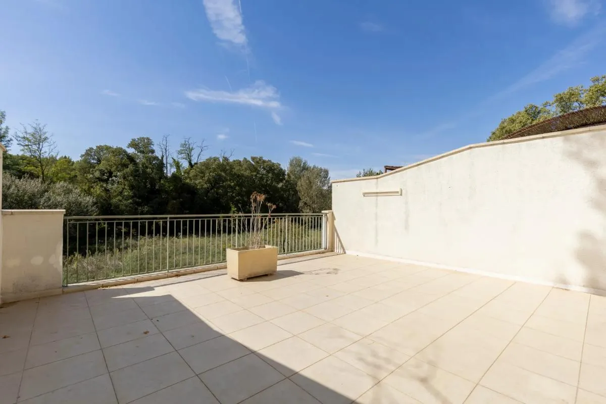 À VENDRE EN EXCLUSIVITÉ – MAISON-APPARTEMENT T4 AVEC TERRASSE, GARAGE ET STATIONNEMENT