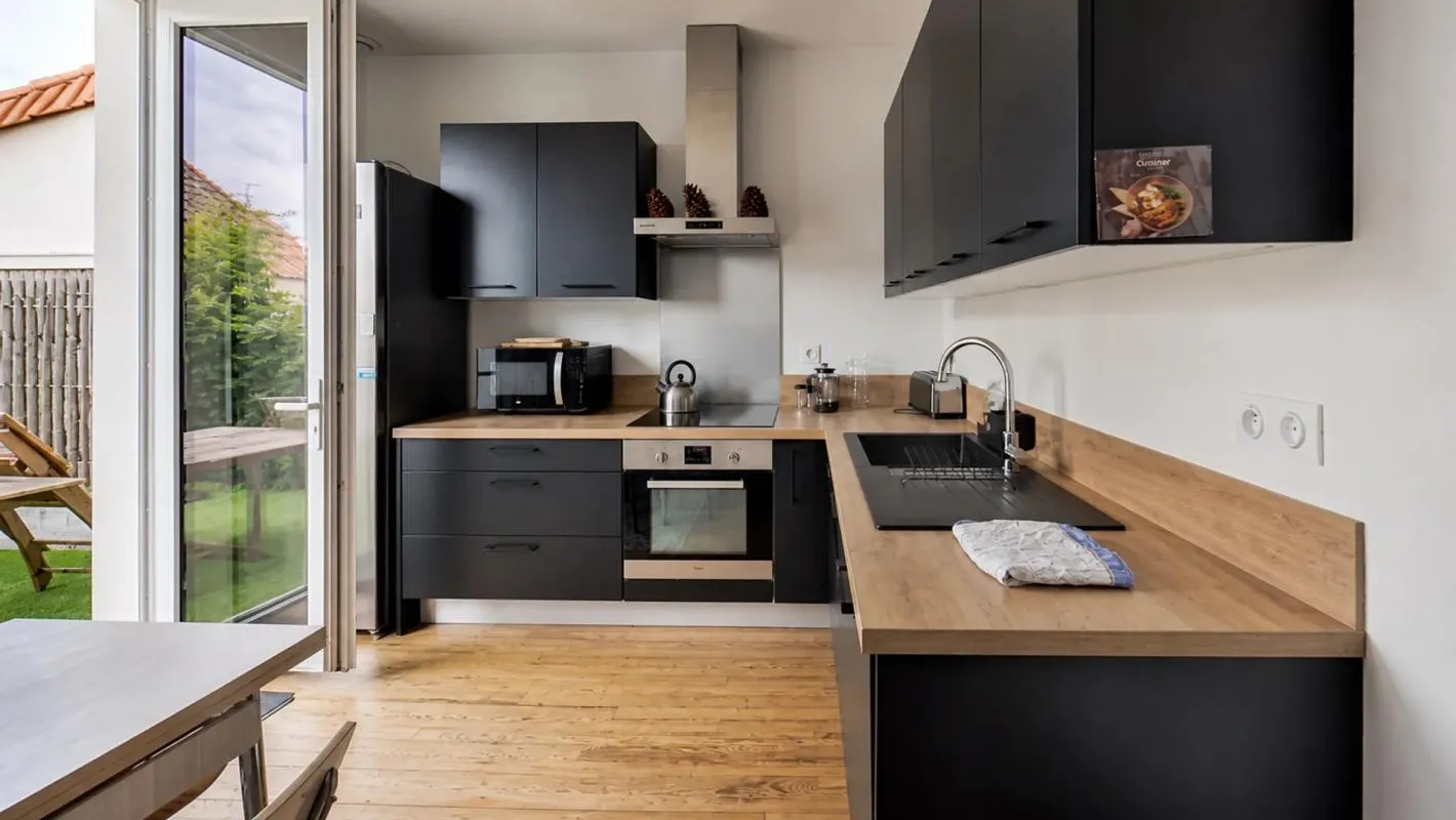 Immeuble de rapport: 3 lots loués: T5, T2, Studio avec 3 garages