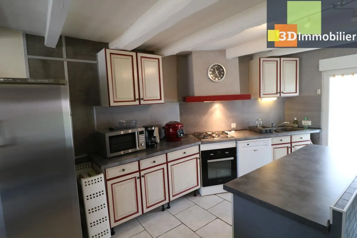 Chaussin proche, vends grande et confortable maison de 9 pièces, 7 chambres, sur un terrain de 780m²