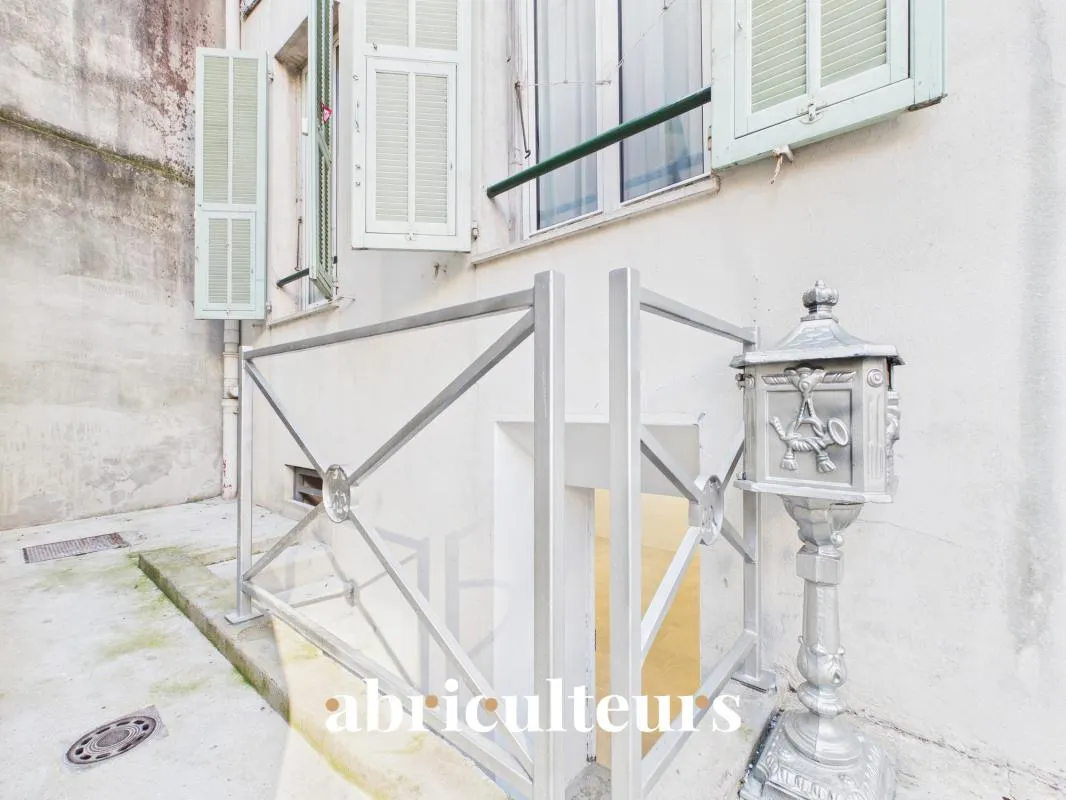 Local professionnel rénové 40 m² avec parking privé en vente au Quartier Libération à Nice (06000)