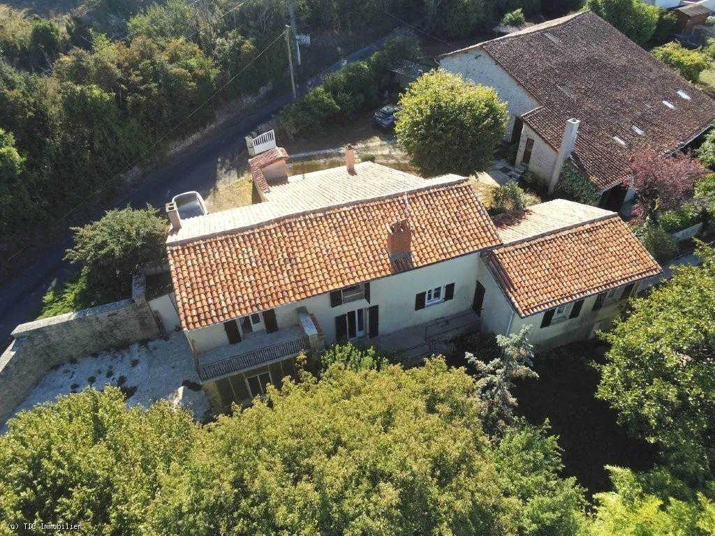 Maison Spacieuse Avec 5 Chambres et Dépendances