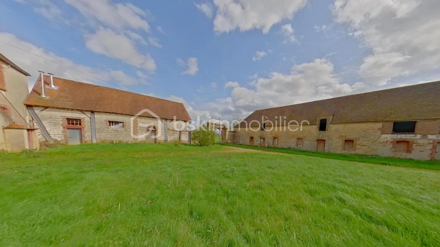 Superbe corps de Ferme comprenant deux magnifiques habitations ainsi que deux belles granges de 200 m² et de 100 m², un hangar, spacieuse cour au milieu des bâtiments et jardin derrière la grande grange