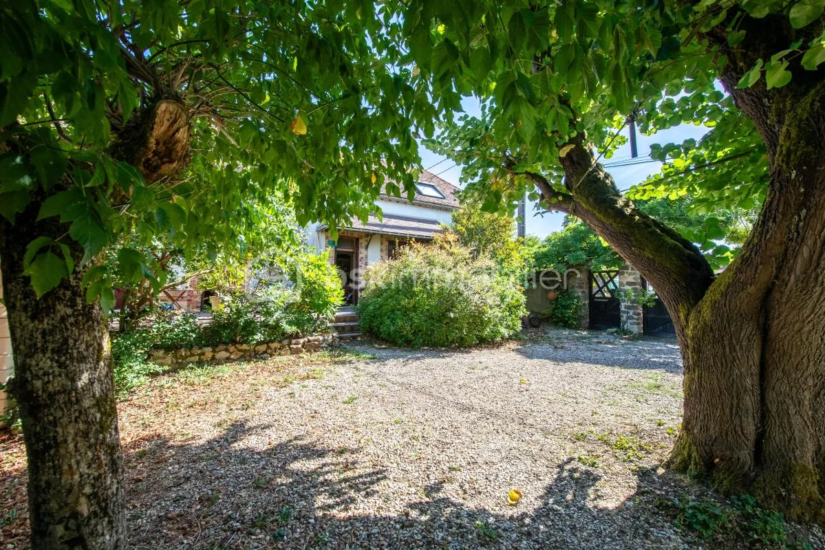 Ensemble immobilier composé de des 3 bâtisses, 7 chambres ainsi qu’une magnifique crypt du XIIème siècle !