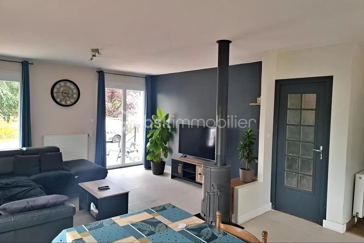 Maison familiale avec sous-sol complet et grand terrain à Truyes