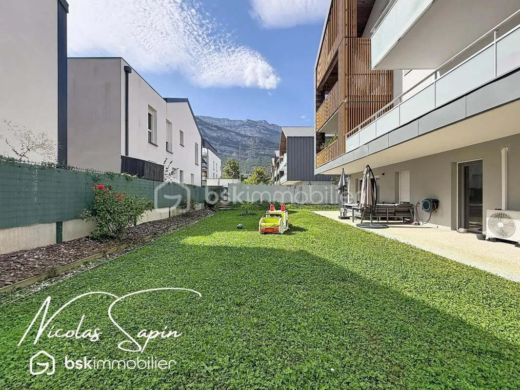 Appartement T4 en rez de jardin avec garage et place de parking privée