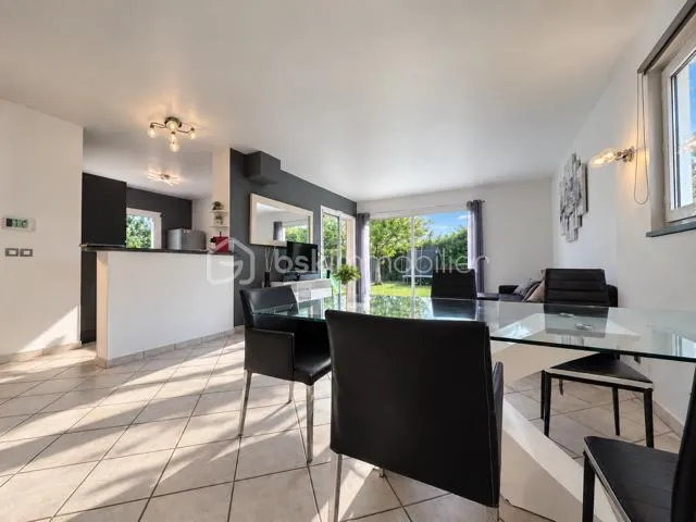 Maison familiale de 132 m² avec piscine, garage sur un terrain de 1492 m² sur la commune de Saint-Sauveur