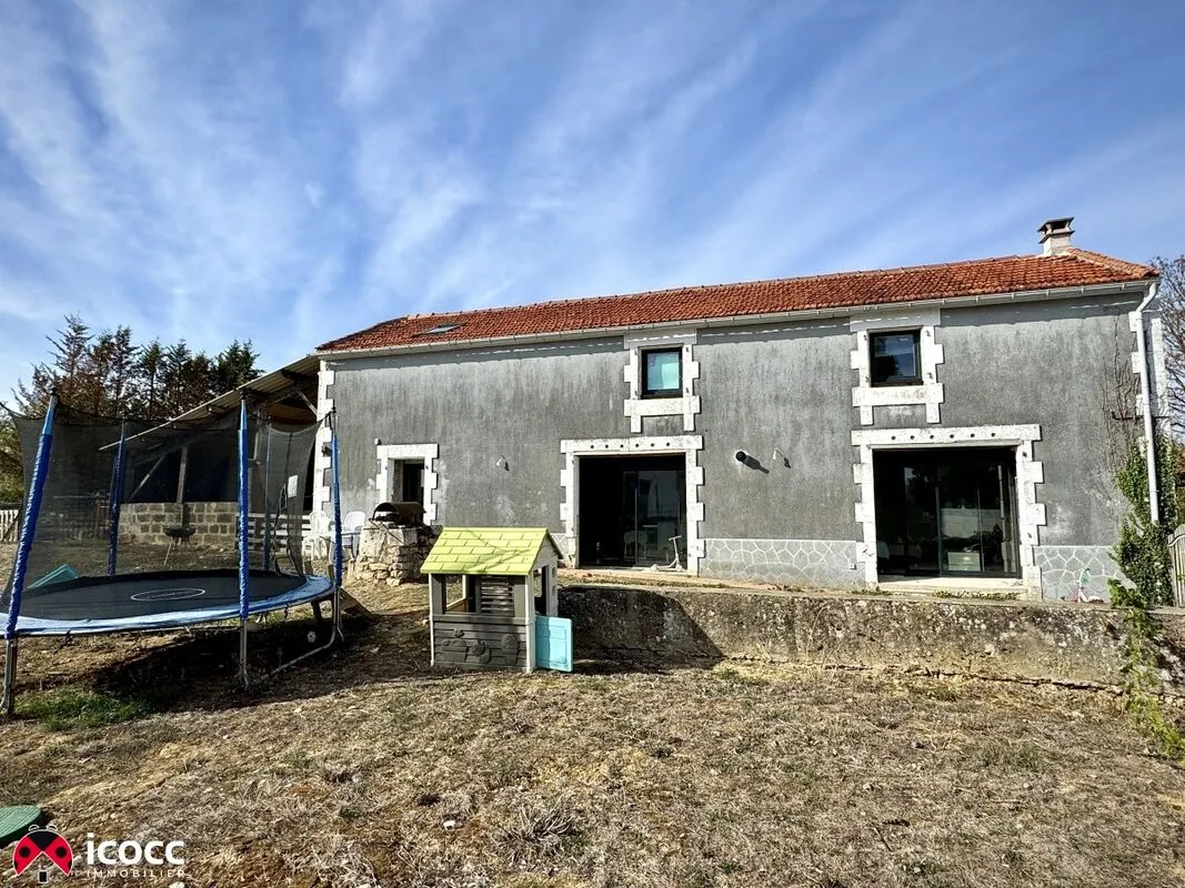 Maison en pierre rénovée – 3 chambres – Dépendances – Terrain de 1 351 m²