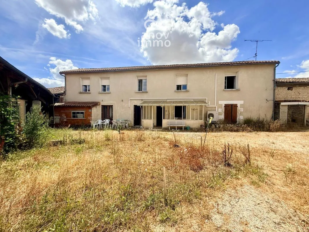 Maison familiale avec nombreuses dépendances à CHAMPNIERS