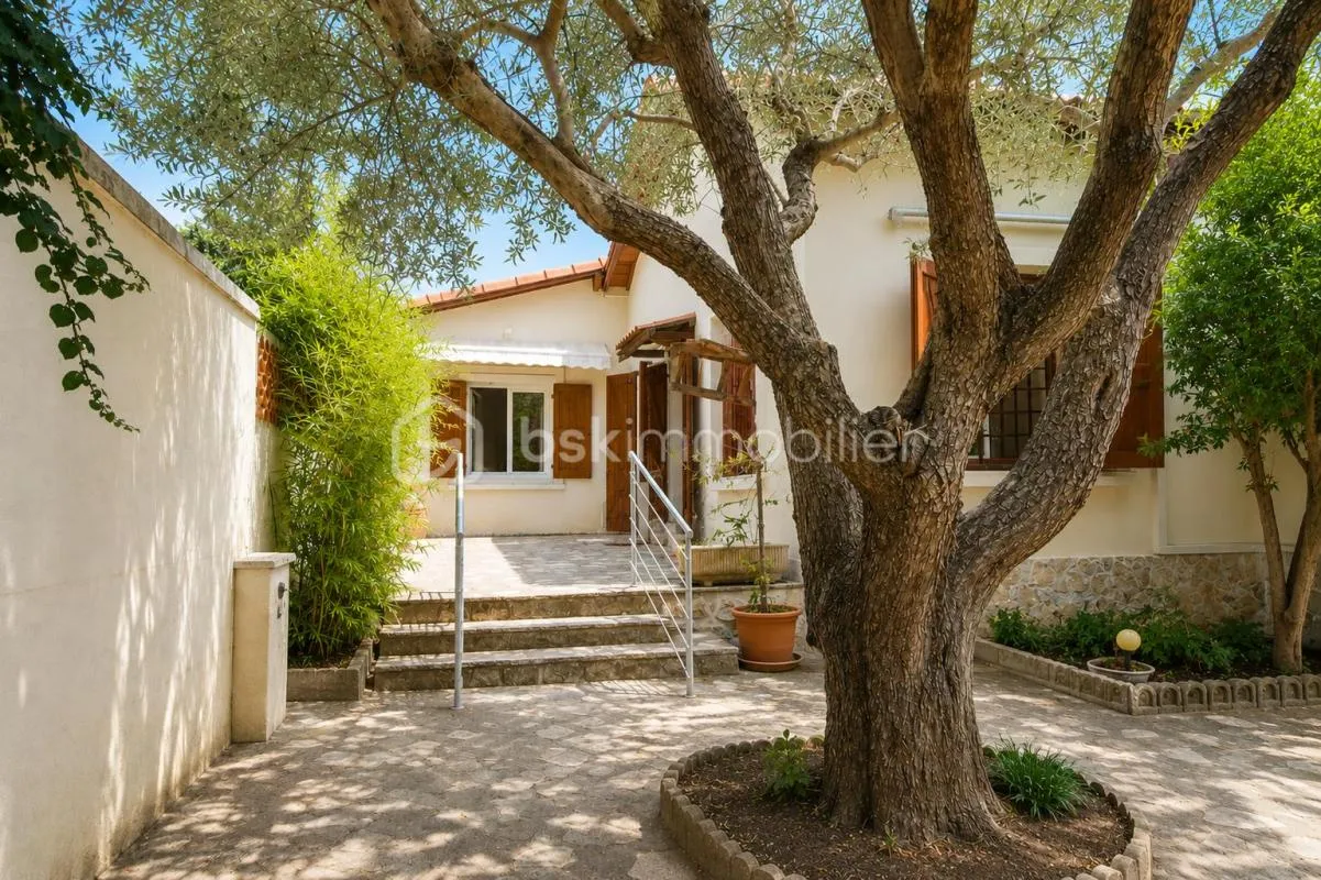 Maison traditionnelle de plain-pied avec jardin arboré, garage et forage – Nîmes Route de Beaucaire