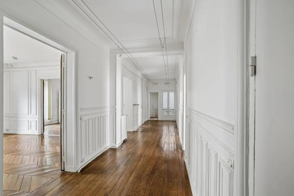 Appartement à rénover au cœur de la très prisée place du Maréchal Juin