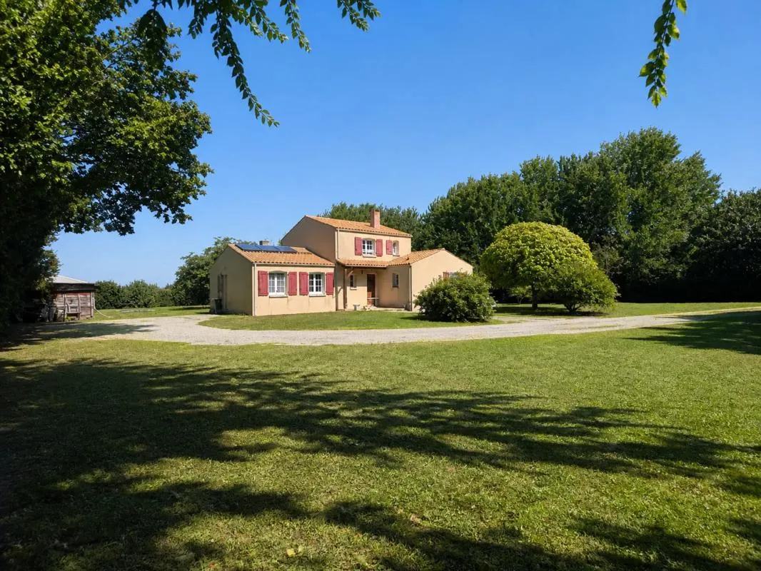 Maison de 8 pièces de 153 m² situé à Petosse