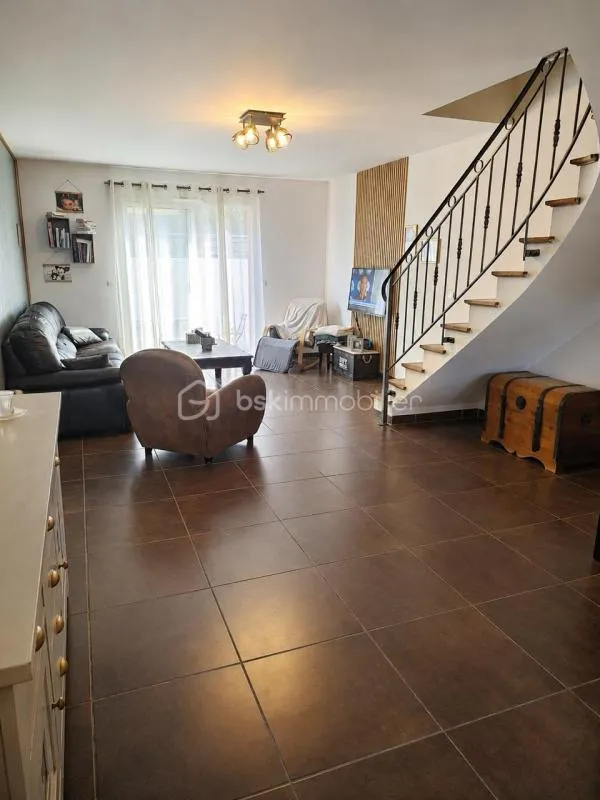 Sur un terrain d'angle de 236 m2, une maison de type 4 en R+1 de 95 m2