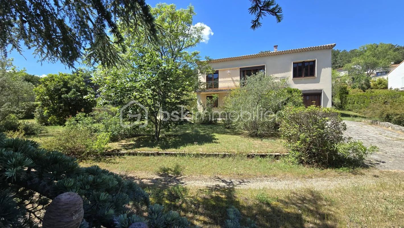 Vaste propriété familiale de 188 m² sur 1 943 m² de terrain arboré