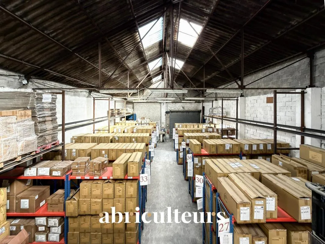 Le Muy – Opportunité professionnelle : bâtiment commercial et entrepôt proche A8