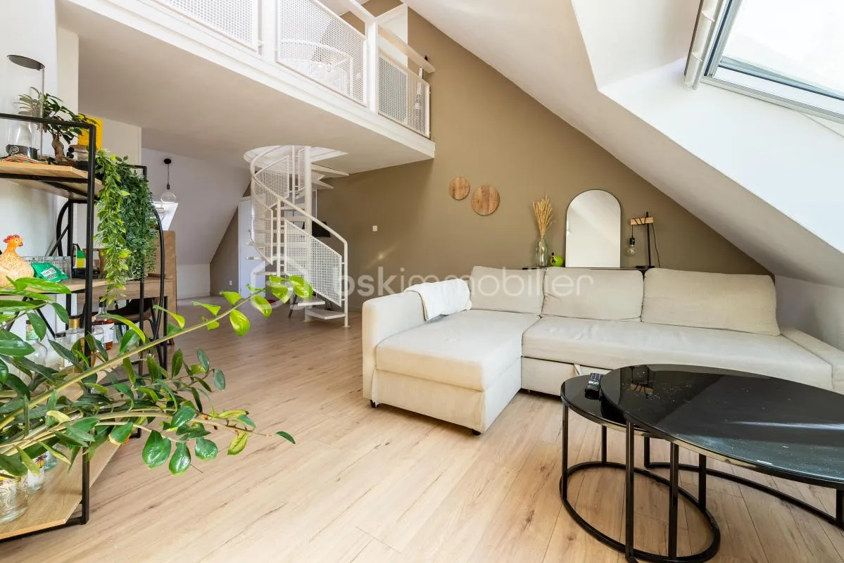Très beau duplex rénové et baigné de lumière situé en plein cœur de l’amande !