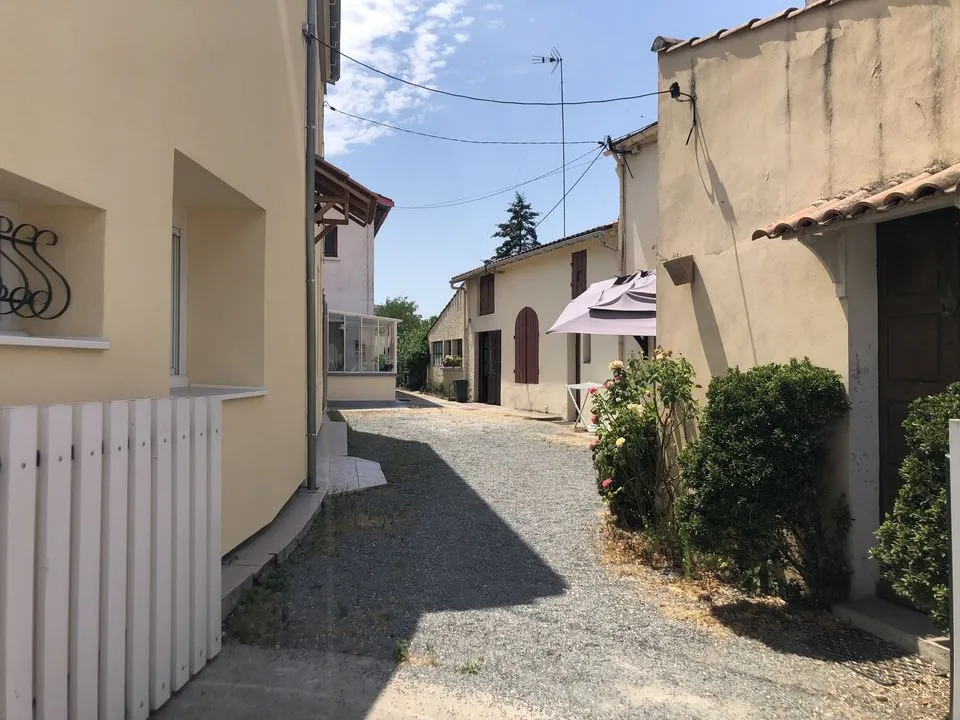 MAISON DE VILLE UN ETAGE, JARDIN ET DEPENDANCE