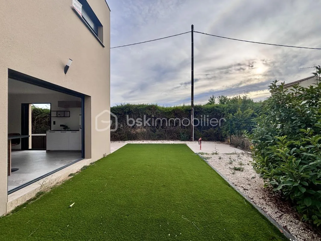 Maison contemporaine vie de plein pieds avec jardin et garage – 10 min des plages