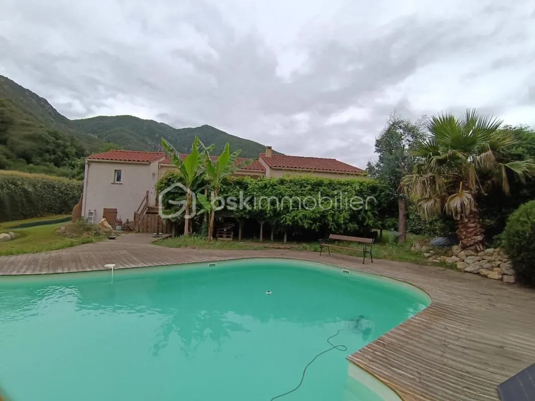 Élégante maison récente avec piscine près de la ville