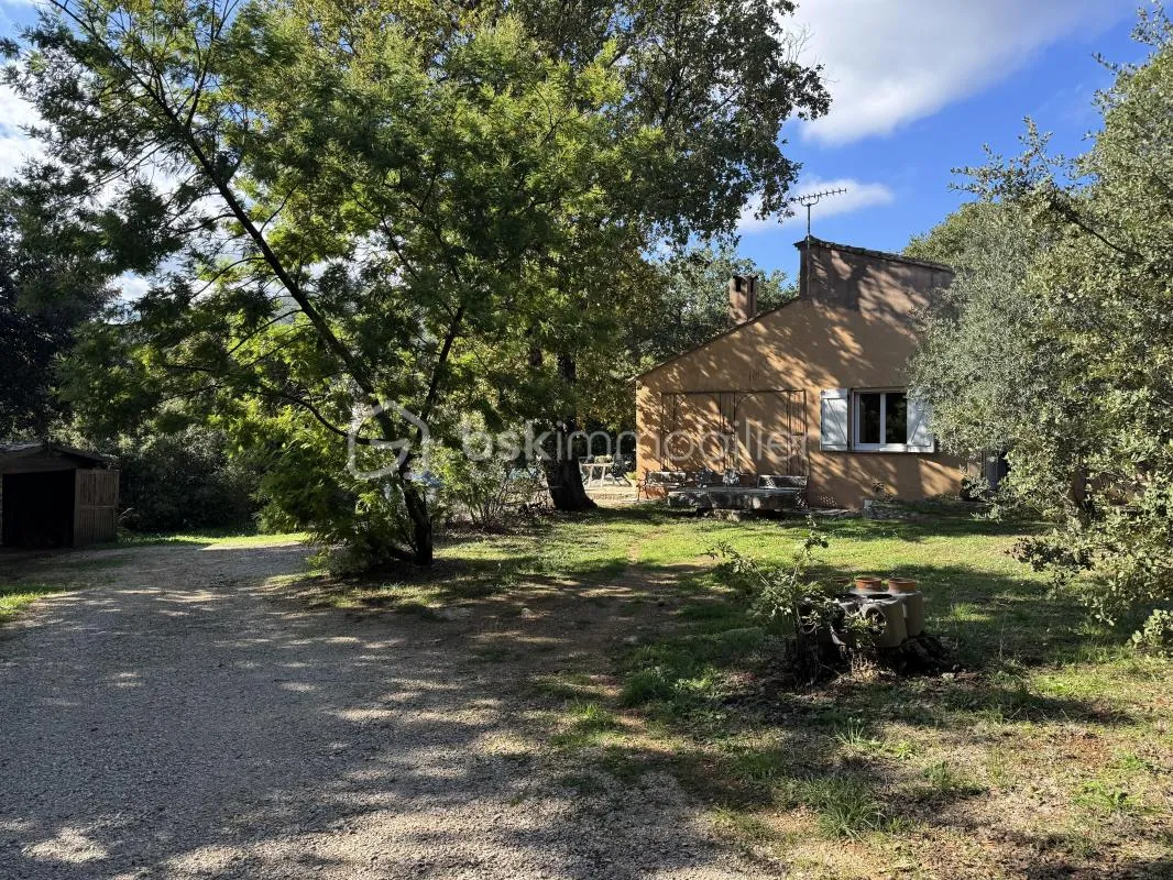 LA ROQUEBRUSSANNE (83136) – MAISON TRADITIONNELLE DE PLUS 146 M², 4 CHAMBRES, TERRAIN PLAT DE 2 045 M², AU CALME ABSOLU