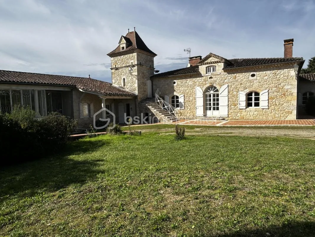 SUPERBE PROPRIETE EN PIERRES - PISCINE - TERRAIN - DEPENDANCE- CACHET