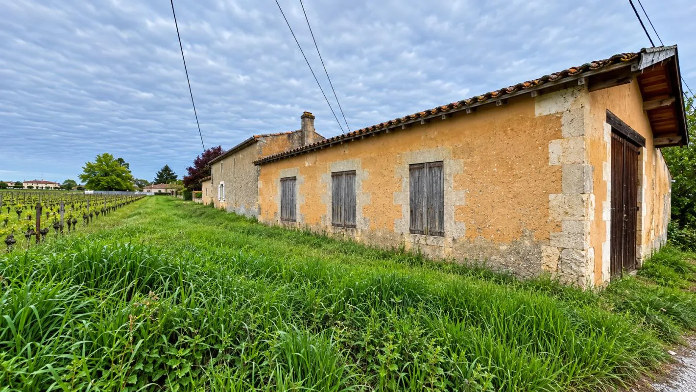A VENDRE BÂTISSE EN PIERRE AVEC JARDIN A RENOVER - SECTEUR BLAYE