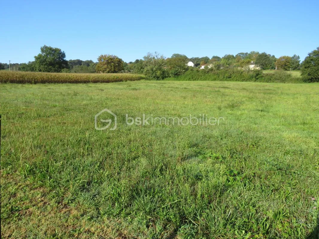 Terrain constructible de 2150 m² environ au calme avec vue dominante