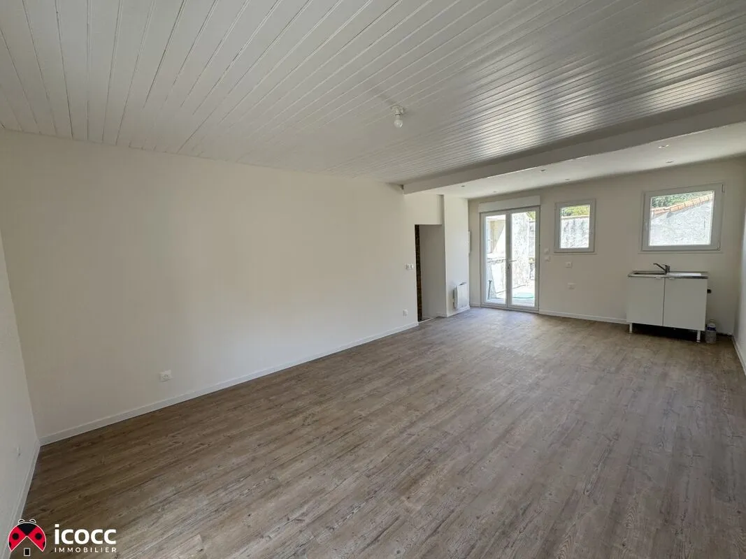 Maison rénovée avec garage et terrain