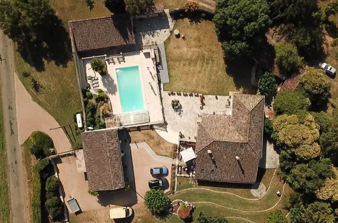 Magnifique propriété en pierres et ses gîtes - garages - piscine
