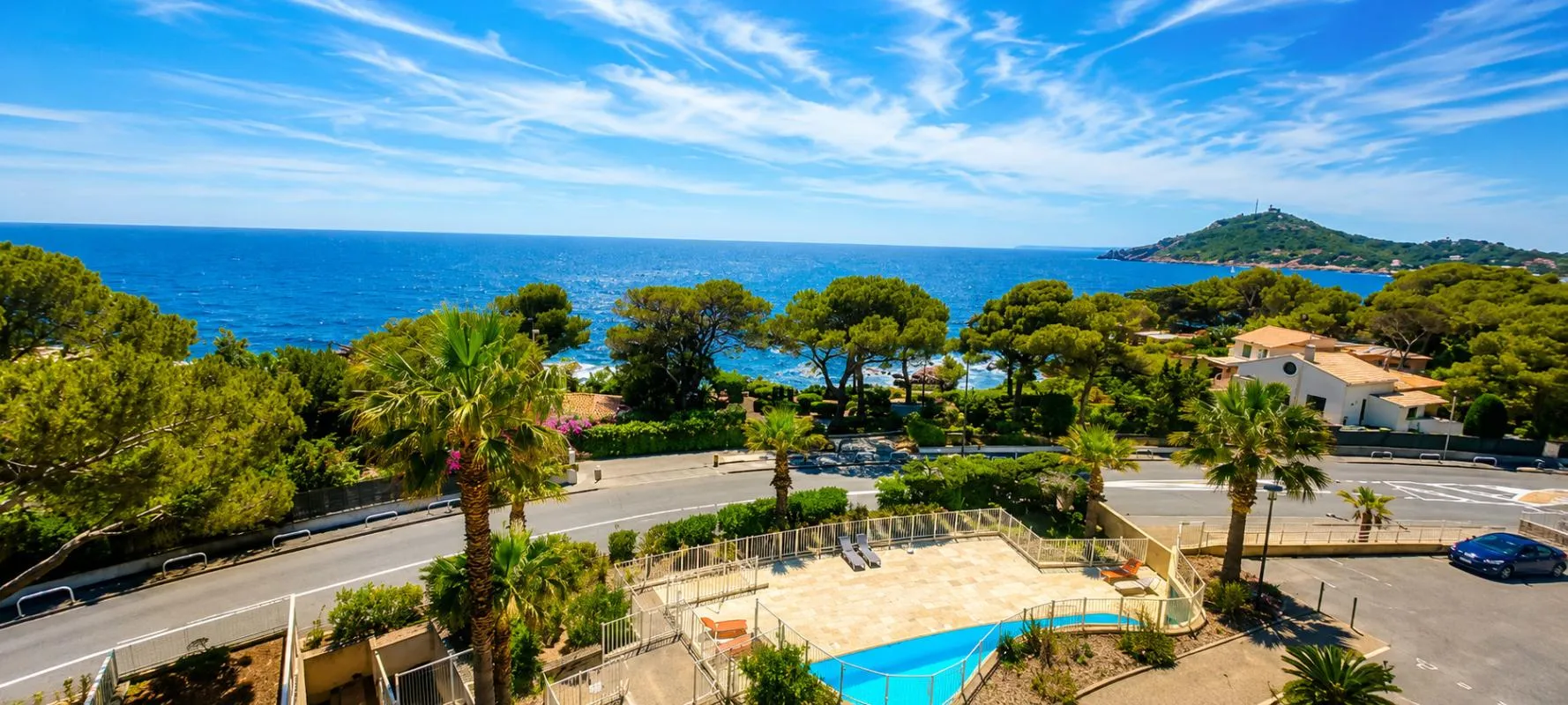 SOMPTUEUX APPARTEMENT T2 ART DECO - FACE MER - AGAY