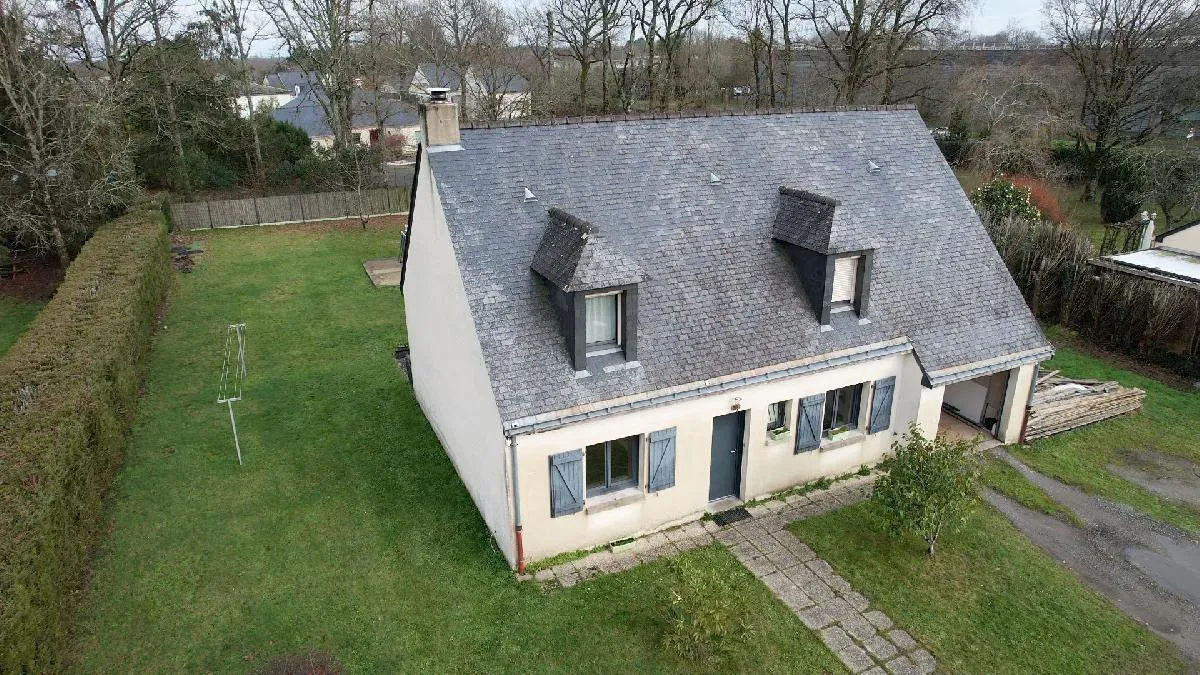 Maison familiale de 140 m² - 5 chambres ou 4 chambres + 1 bureau - Superbe terrain de 1 550 m² - Fort potentiel