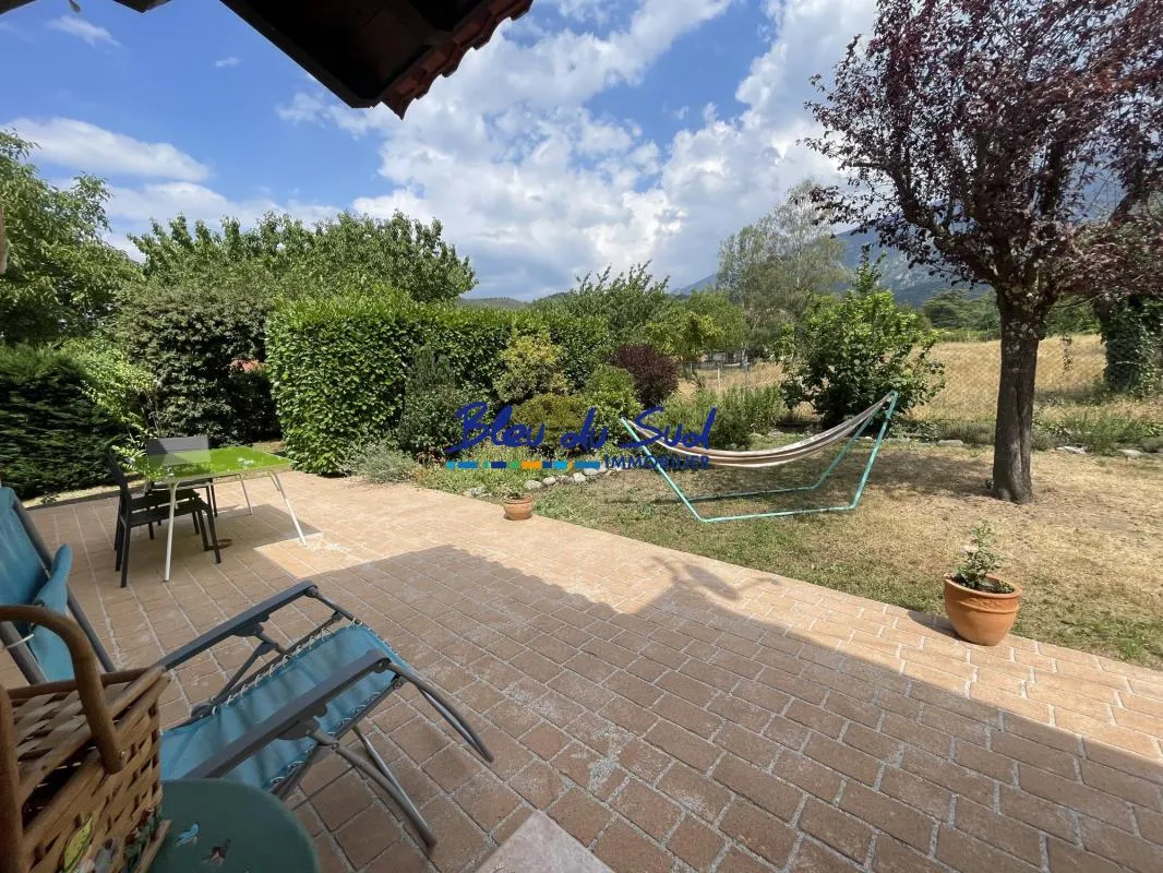 Maison 4 faces de plain pied avec jardin et garage