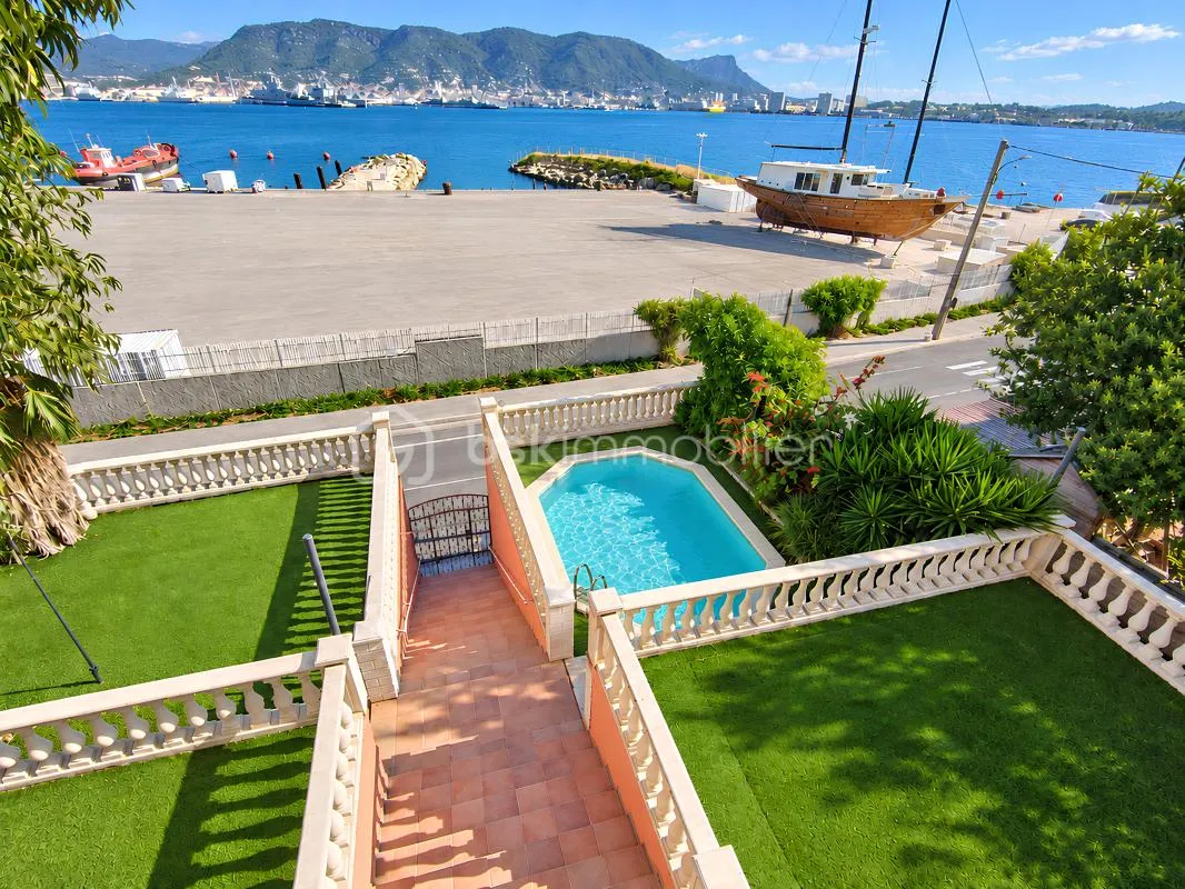 VILLA DE PLAIN-PIED VUE MER – 167 m² – TERRASSES – PISCINE – ROOF-TOP – À 50 MÈTRES DE LA MER – PROCHE PLAGES DES SABLETTES – 3 CHAMBRES + DÉPENDANCE – 527 000 €
