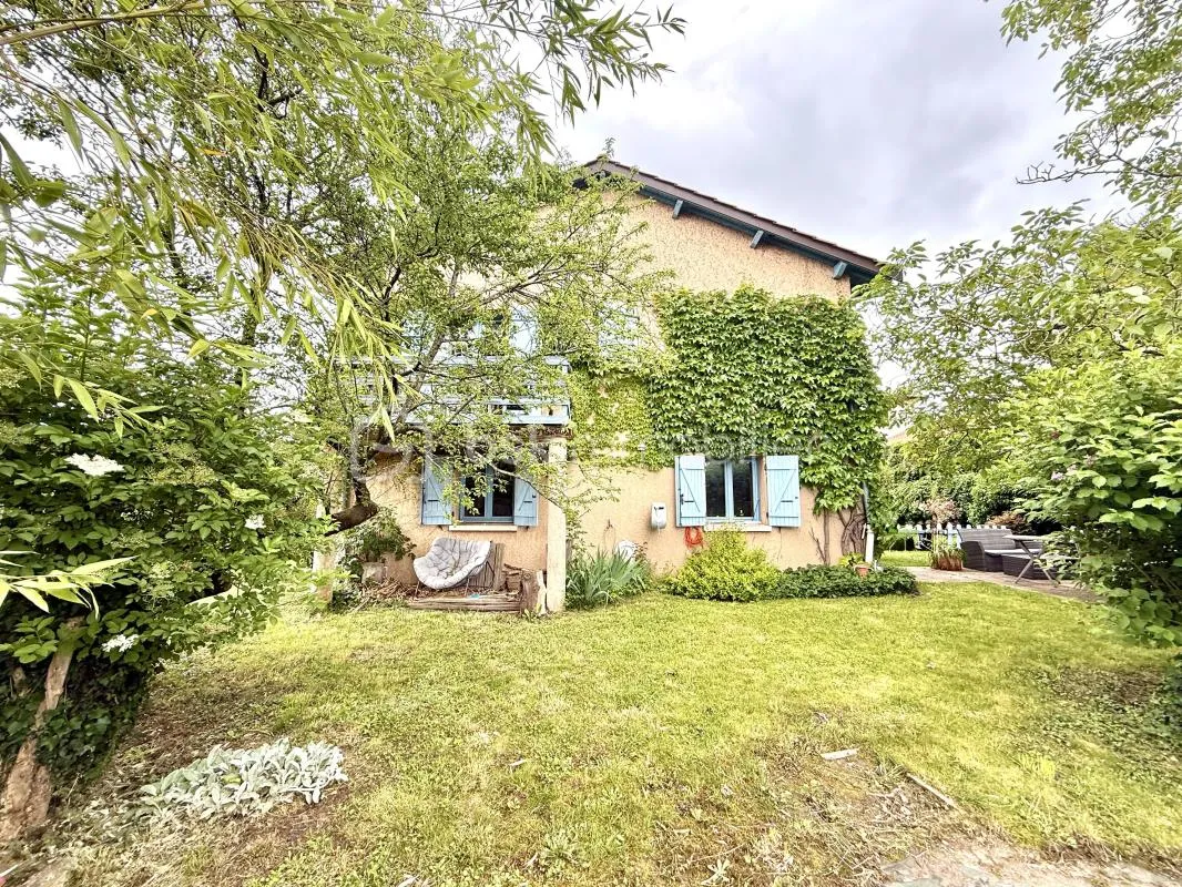 PUSIGNAN - Maison familiale hors lotissement avec fort potentiel