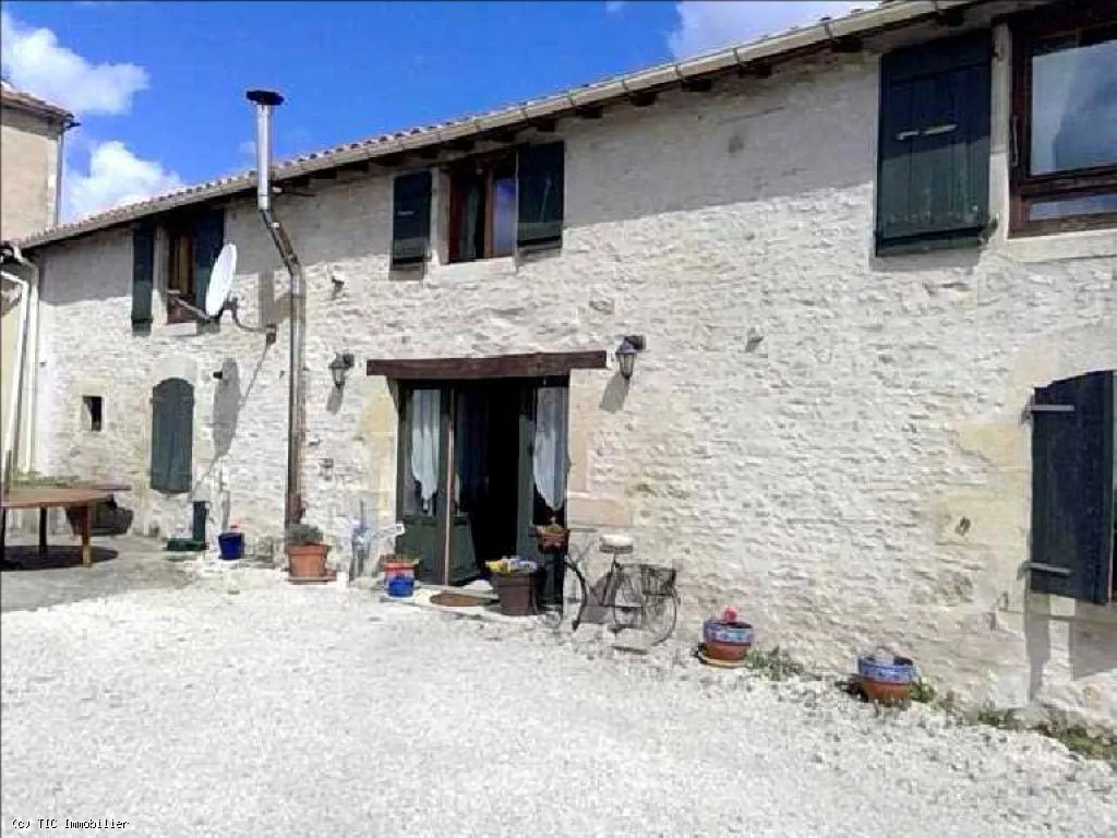 Deux Maisons Avec 3 et 4 Chambres Situées Dans un Charmant Village de Campagne