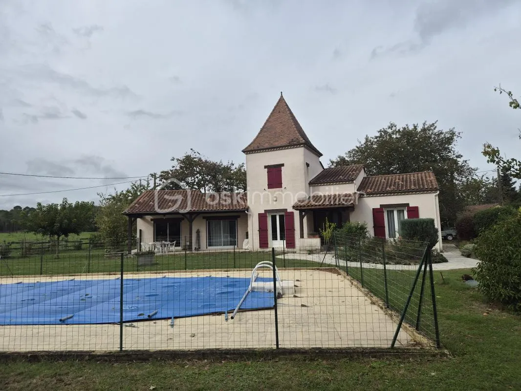 Maison périgourdine de 150 m² avec piscine, jardin clos de 2 985 m² et garages