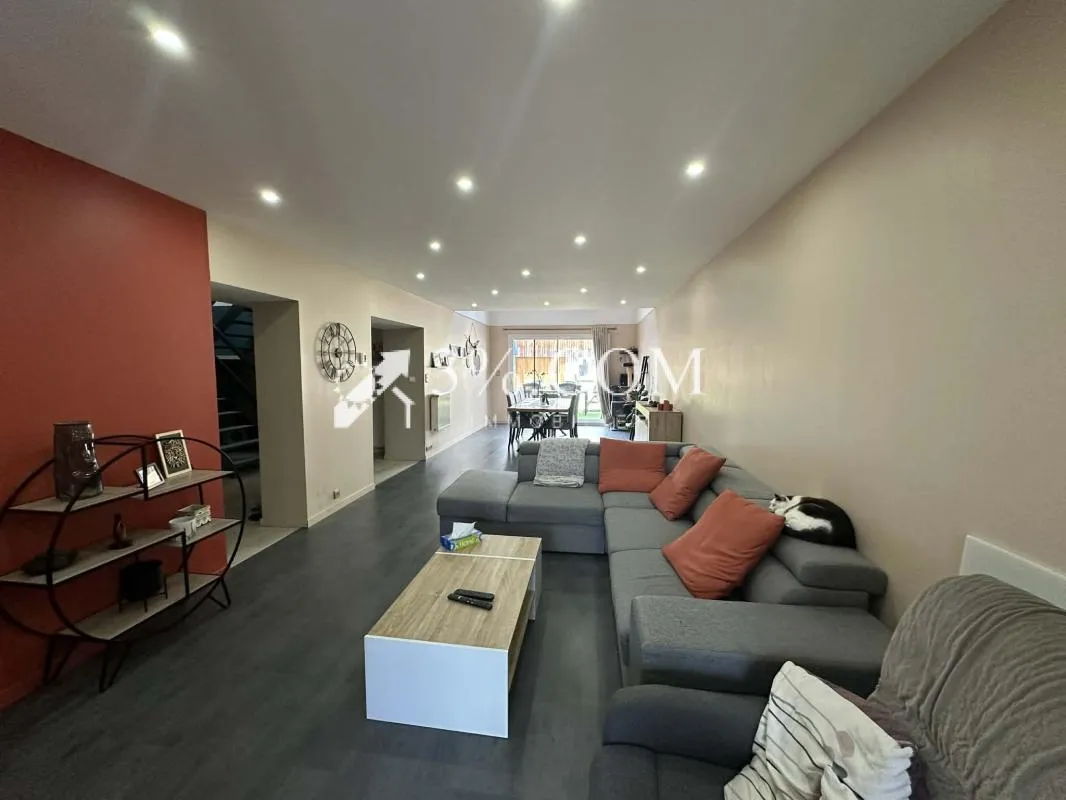 GRANDE MAISON DE VILLAGE DE 165 M2-CALME A SERRES