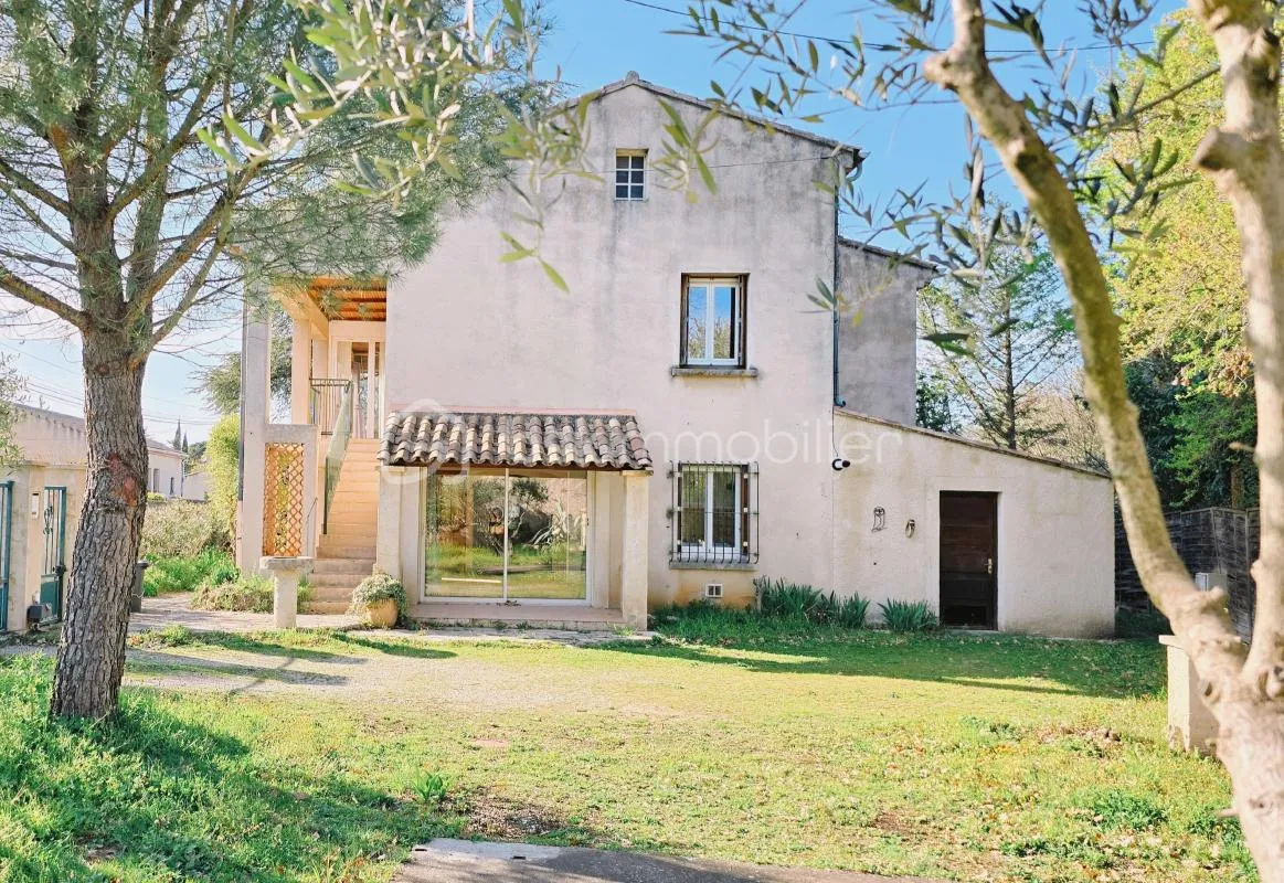 À vendre sur la commune de Lauris : maison offrant deux appartements indépendants, le tout sur un terrain divisible