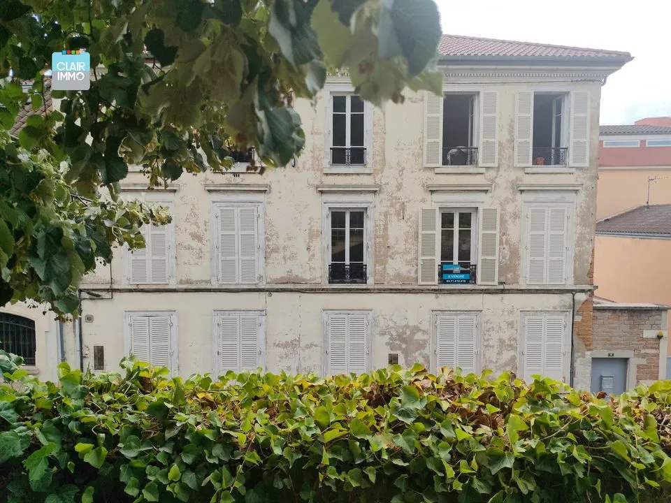 A MACON EN BOURGOGNE APPARTEMENT 8 PIECES DE 217 M² AVEC