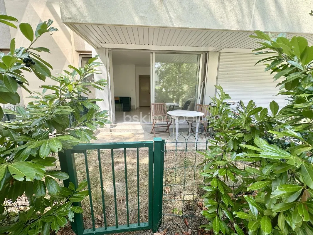 Découvrez le charme d'un studio avec jardinet au cœur d'une résidence très recherchée