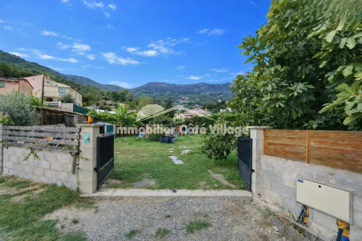 CONTES Terrain constructible de 741 m2 dans un environneme