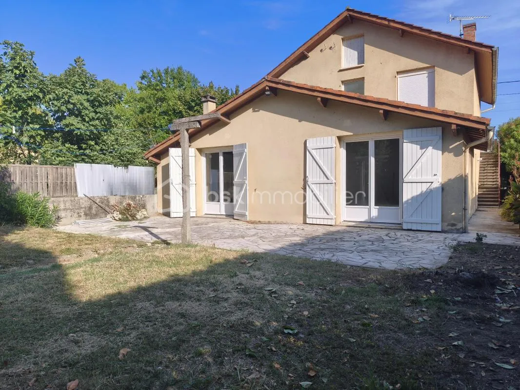 Maison individuelle, en ville, avec garage et jardinet. Trois chambres