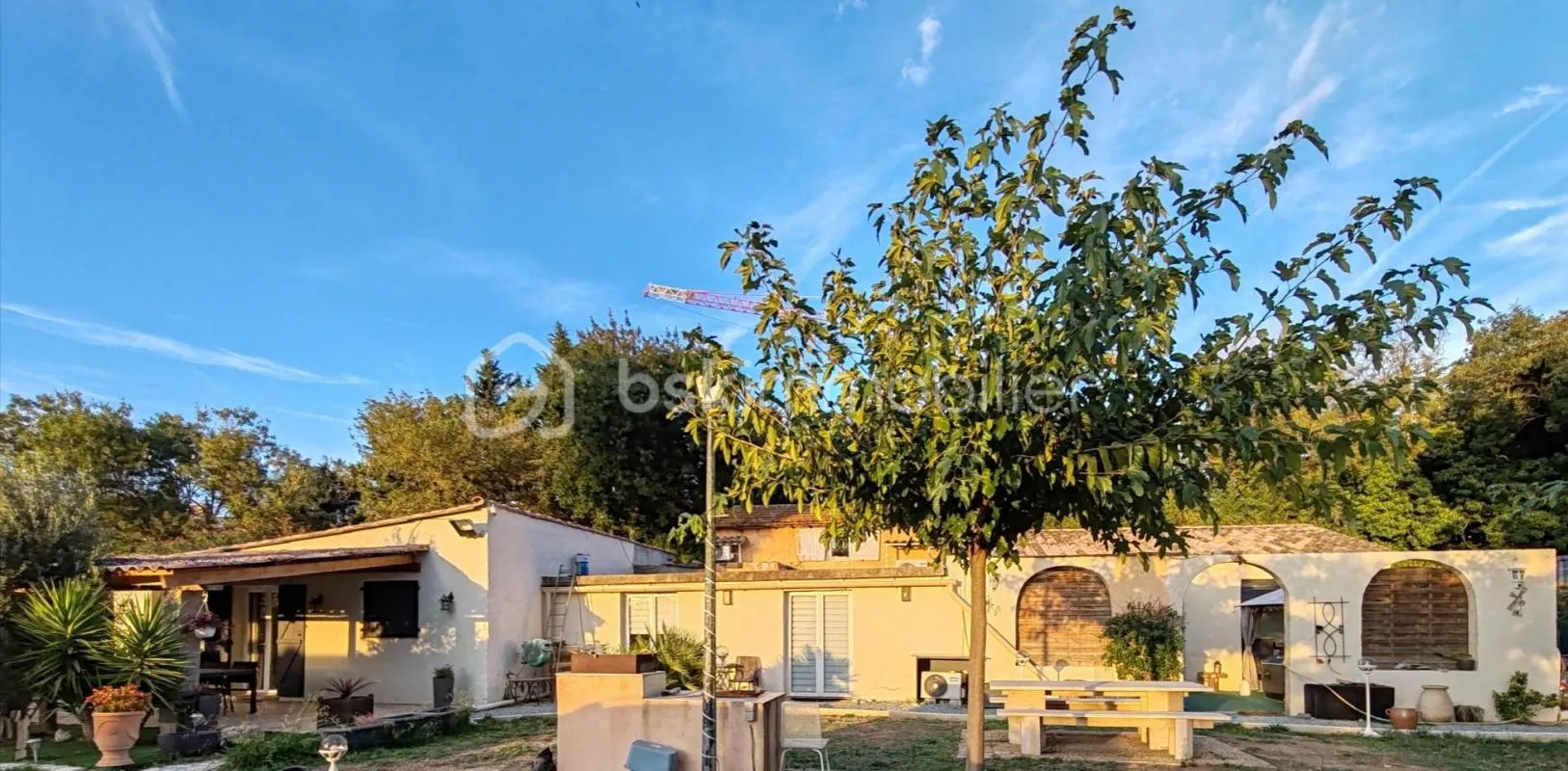 Terrain voyageur avec 3 appartements de 65 m2 & de 40 m2 5 emplacements caravanes