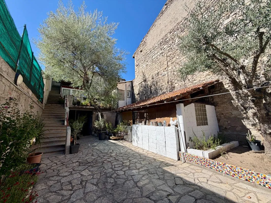 Maison de village avec deux logements et local aménageable