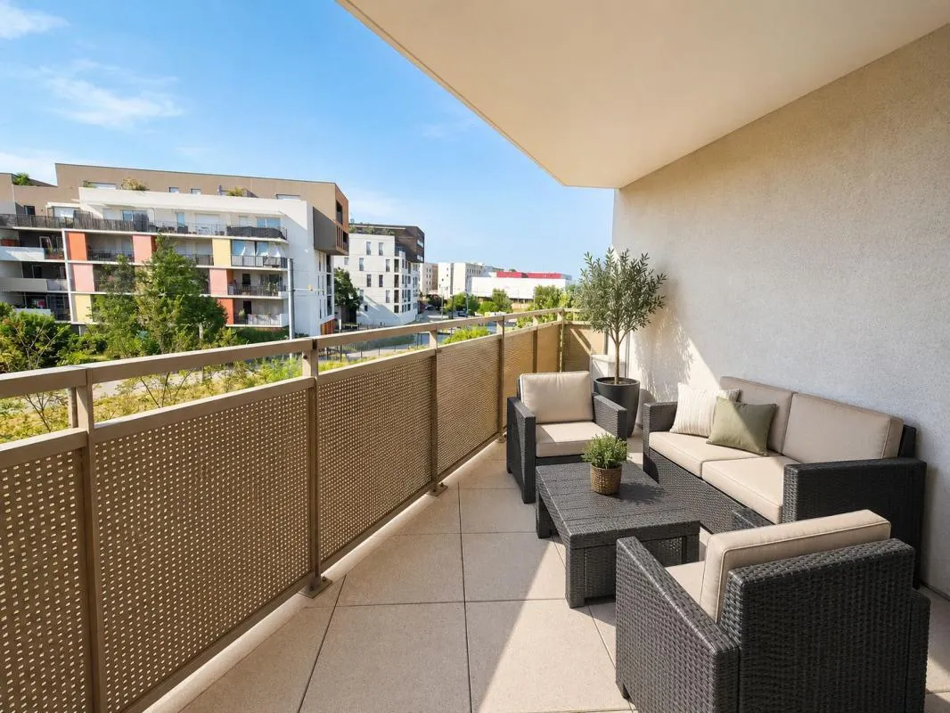 ✨ EXCLUSIVITÉ – Grand studio avec très grande terrasse, parking en sous-sol et résidence récente ✨