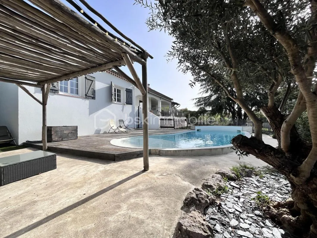 Superbe villa de 212m² avec 5 chambres sur un terrain de 1698m² et 5000m² de parcelle terre nature - Produit rare !